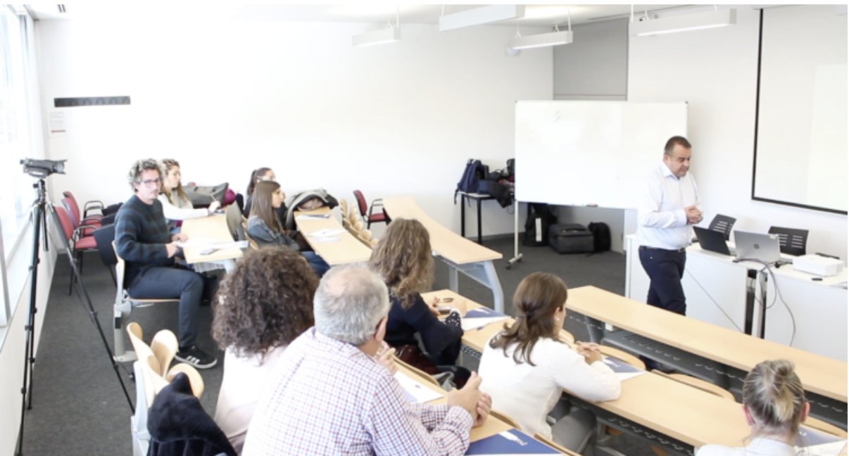 Clase práctica de contabilidad y fiscalidad con estudiantes atentos