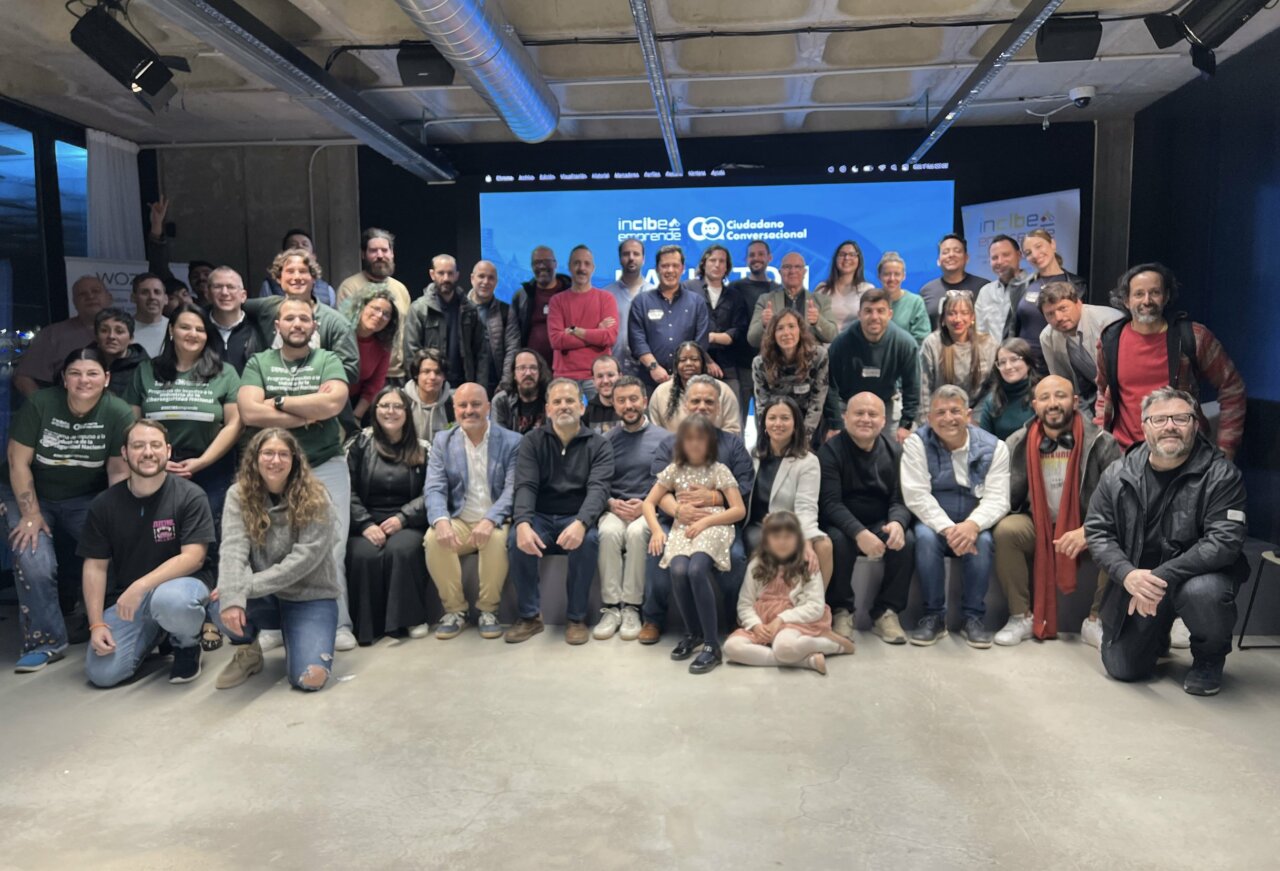 Grupo de profesionales en el hackathon de Valencia para soluciones tecnol&oacute;gicas