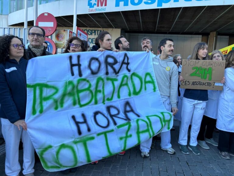 M&eacute;dicos protestando con pancartas en una huelga en Espa&ntilde;a