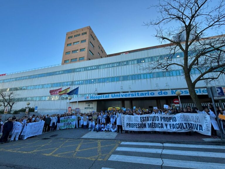 Protesta de m&eacute;dicos en el Hospital Universitario de M&oacute;stoles