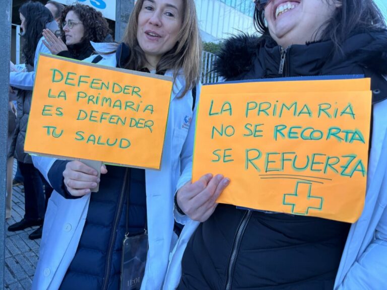 M&eacute;dicos en huelga sosteniendo carteles sobre la sanidad
