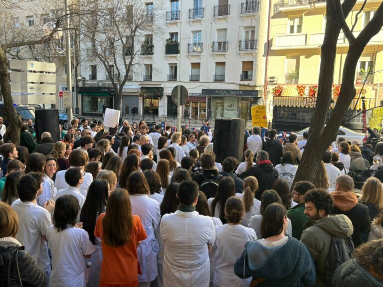 M&eacute;dicos en huelga en Espa&ntilde;a protestando contra el Estatuto Marco de Sanidad