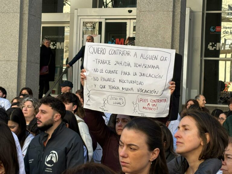 Protesta de m&eacute;dicos con cartel en huelga por condiciones laborales