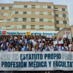 Protesta de m&eacute;dicos con pancarta en Hospital General