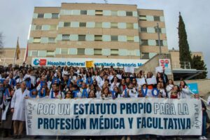 Protesta de m&eacute;dicos con pancarta en Hospital General