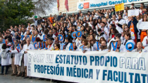 M&eacute;dicos en huelga sosteniendo pancartas en protesta