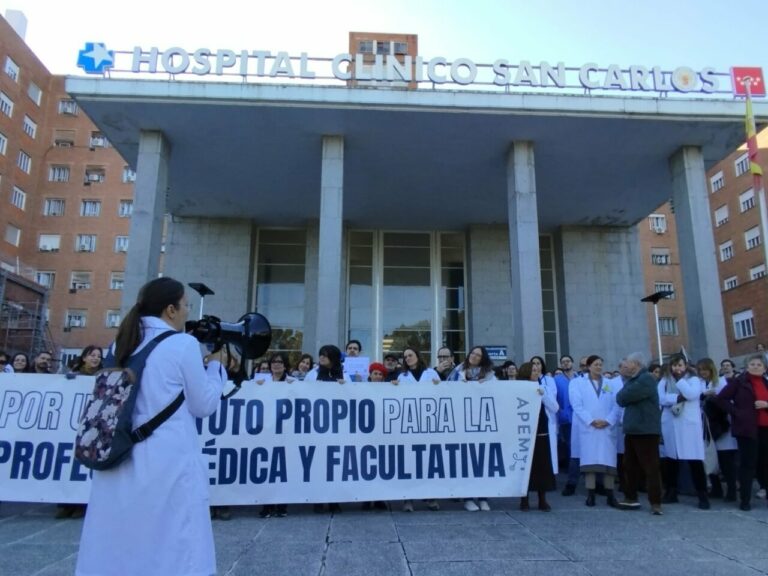 M&eacute;dicos en huelga frente al Hospital Cl&iacute;nico San Carlos