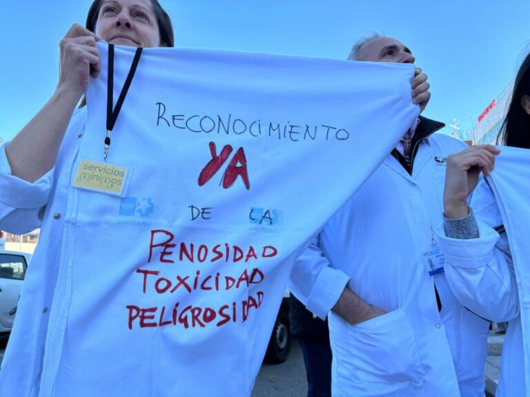 M&eacute;dicos en huelga sosteniendo pancartas en protesta