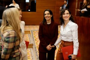 La presidenta de la Comunidad de Madrid, Isabel D&iacute;az Ayuso, y Mercedes Zarzalejo, nueva consejera de Educaci&oacute;n, Ciencia y Universidades, en la Asamblea. (Foto: Comunidad de Madrid)