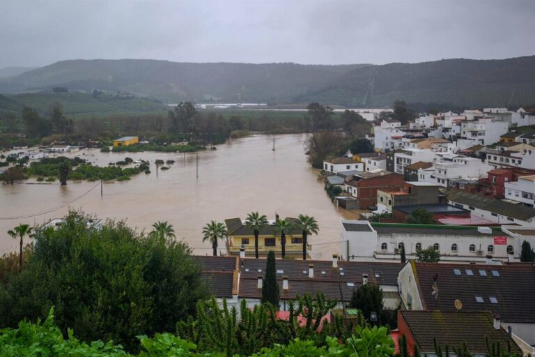 Imagen de la localidad gaditana de San Mart&iacute;n del Tesorillo y su entorno pr&oacute;ximo inundado tras el paso de la borrasca Leonardo. (Foto: Francisco J. Olmo - Europa Press)
