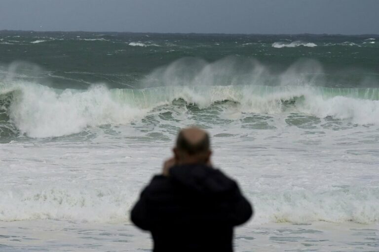 Imagen de archivo de un hombre viendo las olas en A Coru&ntilde;a, Galicia. (Foto: M. Dylan - Europa Press &ndash; Archivo)