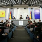 El ministro de Derechos Sociales, Consumo y Agenda 2030, Pablo Bustinduy; la ministra de Inclusi&oacute;n, Seguridad Social y Migraciones, Elma Saiz; y el ministro para la Transformaci&oacute;n Digital y de la Funci&oacute;n P&uacute;blica, &Oacute;scar L&oacute;pez, durante la rueda de prensa. (Foto: La Moncloa)