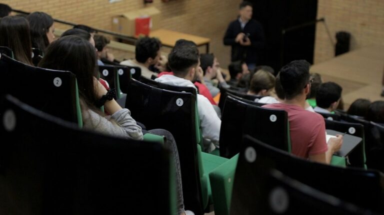 Estudiantes en un aula durante un curso pr&aacute;ctico de contabilidad