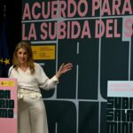 La vicepresidenta segunda y ministra de Trabajo y Econom&iacute;a Social, Yolanda D&iacute;az, en la firma del acuerdo para la subida del salario m&iacute;nimo interprofesional de 2026. (Foto: Pool Moncloa/Jos&eacute; Manuel &Aacute;lvarez)