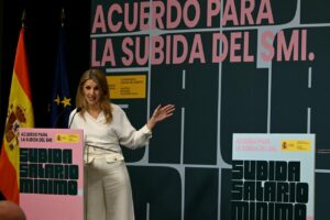 La vicepresidenta segunda y ministra de Trabajo y Econom&iacute;a Social, Yolanda D&iacute;az, en la firma del acuerdo para la subida del salario m&iacute;nimo interprofesional de 2026. (Foto: Pool Moncloa/Jos&eacute; Manuel &Aacute;lvarez)