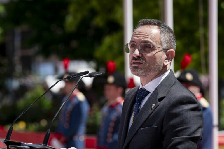 Archivo - El alcalde de M&oacute;stoles, Manuel Bautista, interviene durante el acto de homenaje a los H&eacute;roes de la Independencia, en la Plaza del Pradillo, a 2 de mayo de 2024, en M&oacute;stoles, Madrid (Espa&ntilde;a). - A. P&eacute;rez Meca - Europa Press - Archivo