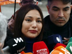 La actriz Elisa Moulia&aacute;, junto a su abogado, Alfredo Arri&eacute;n, en declaraciones a los medios a su llegada a los Juzgados de Plaza de Castilla. (Foto: Europa Press)