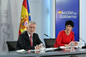 La portavoz del Gobierno y ministra de Inclusi&oacute;n, Seguridad Social y Migraciones, Elma Saiz, junto al titular de Pol&iacute;tica Territorial y Memoria Democr&aacute;tica, &Aacute;ngel V&iacute;ctor Torres, tras el Consejo de Ministros. (Foto: Pool Moncloa/Jos&eacute; Manuel &Aacute;lvarez)