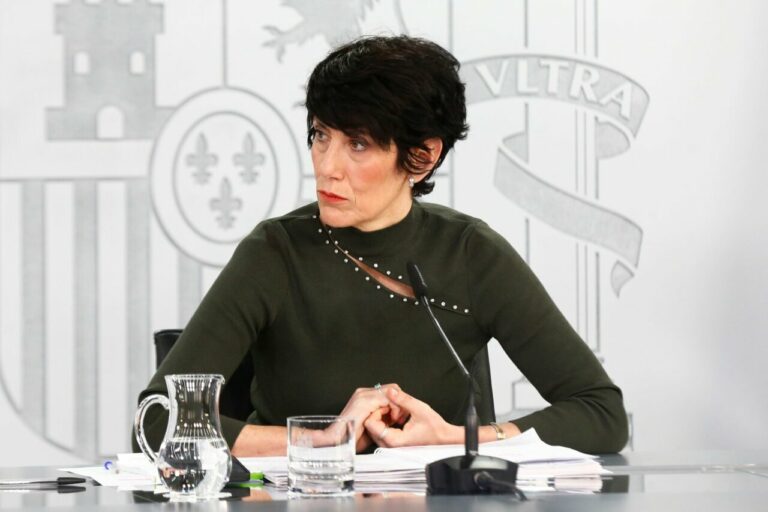 La portavoz del Gobierno, Elma Saiz, en la rueda de prensa tras el Consejo de Ministros. (Foto: Pool Moncloa / Javier Amescua)