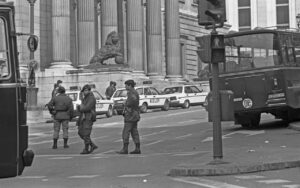 Im&aacute;genes de archivo del cord&oacute;n policial que rodeaba el Congreso durante el intento de Golpe de Estado del 23 de febrero de 1981. (Foto: Europa Press &ndash; Archivo)