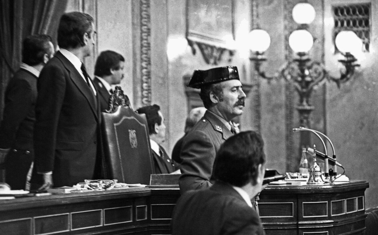 El teniente coronel de la Guardia Civil, Antonio Tejero, accede al Congreso de los Diputados durante la segunda votación de investidura de Leopoldo Calvo Sotelo como presidente del Gobierno.(Foto: Europa Press)