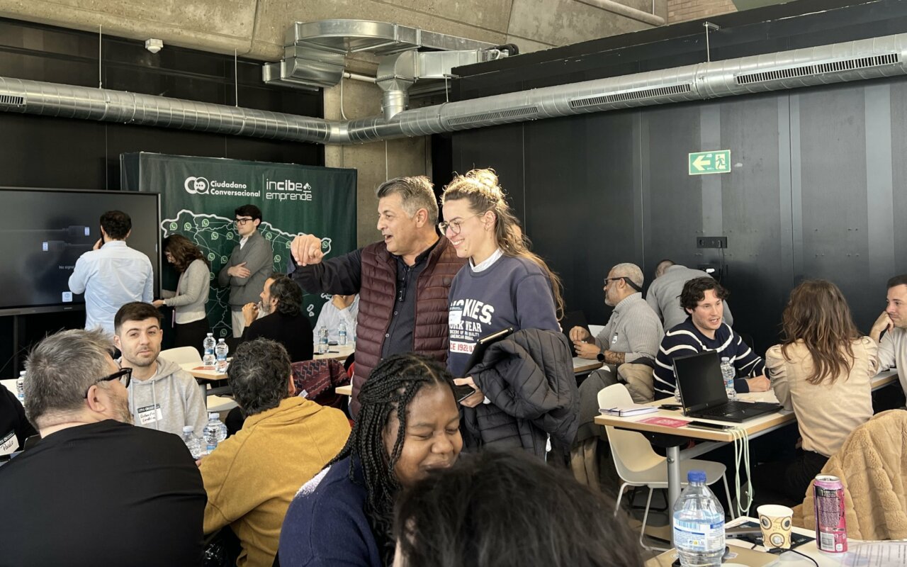 Participantes colaborando en un hackathon en Valencia sobre soluciones tecnol&oacute;gicas