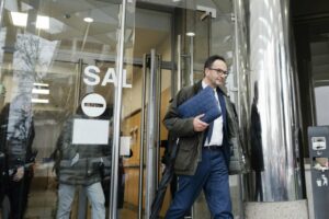 El secretario de Estado de Telecomunicaciones e Infraestructuras Digitales, Antonio Hernando, a su llegada a los juzgados de Plaza de Castilla. (Foto: Mateo Lanzuela - Europa Press)