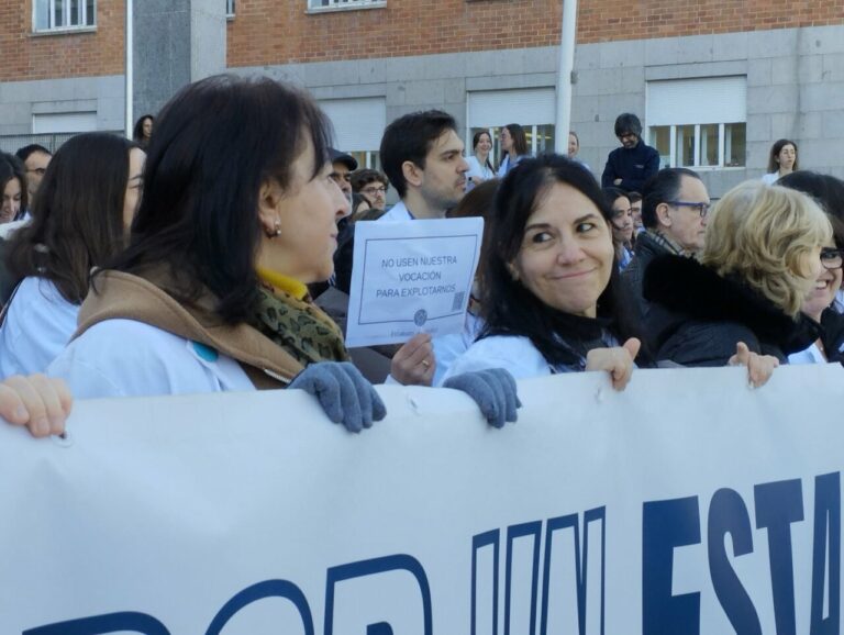M&eacute;dicos en huelga sosteniendo pancartas en protesta