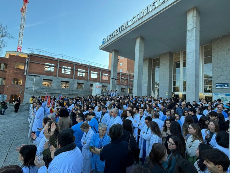 M&eacute;dicos en huelga frente al Hospital Cl&iacute;nico en Espa&ntilde;a