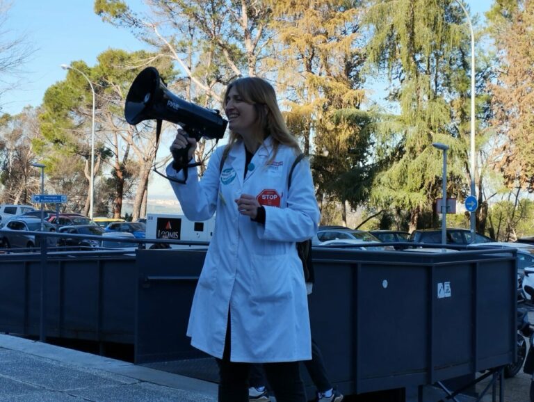 M&eacute;dica con meg&aacute;fono protestando durante la huelga de sanidad en Espa&ntilde;a