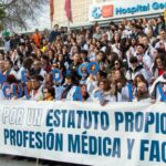 Imagen de la concentraci&oacute;n de m&eacute;dicos y m&eacute;dicas esta ma&ntilde;ana a las puertas del Hospital Gregorio Mara&ntilde;&oacute;n de Madrid. (Foto: Amyts).