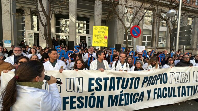 M&eacute;dicos en huelga sosteniendo pancartas en protesta