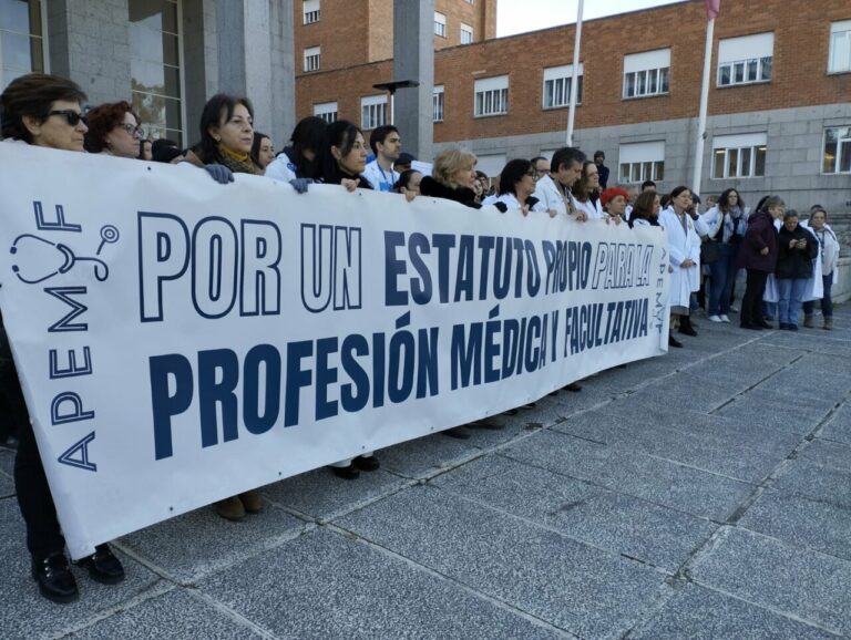 Protesta de m&eacute;dicos con pancarta sobre el Estatuto Marco de Sanidad