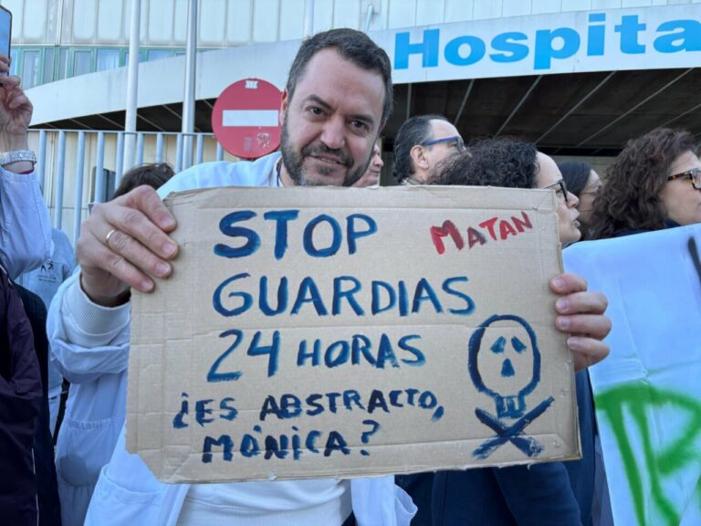 M&eacute;dico sosteniendo un cartel en protesta por condiciones laborales en la sanidad