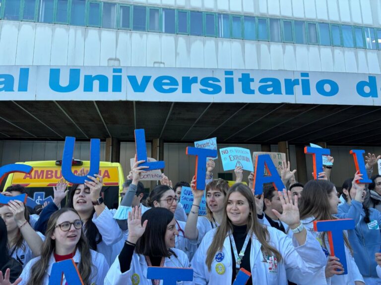 M&eacute;dicos en huelga sosteniendo letras en protesta frente a un hospital