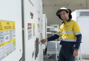 T&eacute;cnico de Iberdrola trabajando en bater&iacute;as de almacenamiento en Australia