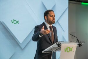 Ignacio Garriga, vicepresidente y secretario general de Vox, en una rueda de prensa ante medios de comunicaci&oacute;n. (Foto: Vox)