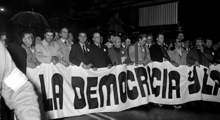 Los l&iacute;deres de los partidos pol&iacute;ticos y sindicatos. De izq a dcha: Santiago Carrillo, Felipe Gonz&aacute;lez, Calvo Ortega, Rodriguez Sahag&uacute;n, Fraga Iribarne, Marcelino Camacho y Jorge Verstrynge en la manifestaci&oacute;n contra el 23-F, a 27 de febrero de 1 (Foto: Europa Press - Europa Press)