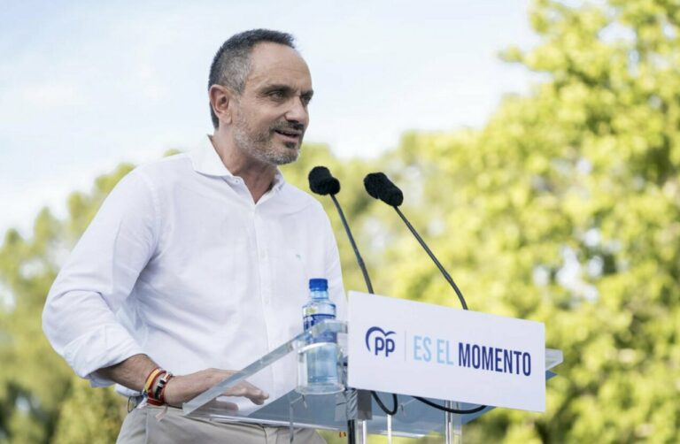 El alcalde de M&oacute;stoles, Manuel Bautista, durante un encuentro de campa&ntilde;a para las elecciones del 23J, en el Parque Finca Liana, a 12 de julio de 2023, en M&oacute;stoles, Madrid (Espa&ntilde;a). - A. P&eacute;rez Meca - Europa Press