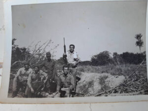 Grupo de soldados en un entorno militar en Angola