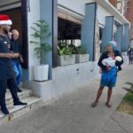 Mujer con un beb&eacute; en brazos pidiendo ayuda en la calle.