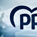 Imagen de un cartel con las siglas del PP con la sombra de Alberto N&uacute;&ntilde;ez Feij&oacute;o de fondo. (Foto: Partido Popular)