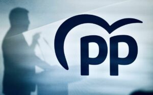 Imagen de un cartel con las siglas del PP con la sombra de Alberto N&uacute;&ntilde;ez Feij&oacute;o de fondo. (Foto: Partido Popular)