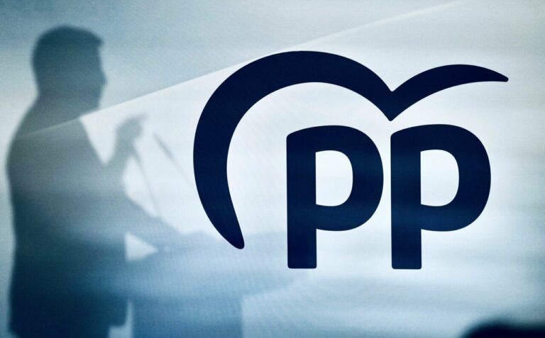 Imagen de un cartel con las siglas del PP con la sombra de Alberto N&uacute;&ntilde;ez Feij&oacute;o de fondo. (Foto: Partido Popular)