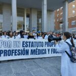 Imagen de una concentraci&oacute;n en el Hospital Cl&iacute;nico San Carlos de Madrid con motivo de la huelga m&eacute;dica.
