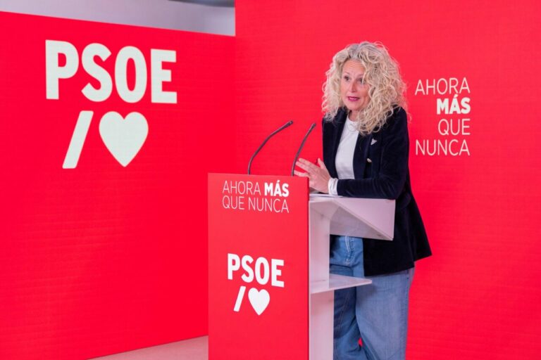 La portavoz del PSOE de la CEF, Montse M&iacute;nguez, en una rueda de prensa desde la sede de Ferraz. (Foto: Eva Ercolanese / PSOE)