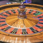 Ruleta de casino con fichas de colores alrededor