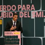El presidente del Gobierno, Pedro S&aacute;nchez, en la firma del acuerdo para la subida del salario m&iacute;nimo interprofesional de 2026, en la sede del Ministerio de Trabajo y Econom&iacute;a Social. (Foto: Pool Moncloa/Jos&eacute; Manuel &Aacute;lvarez)