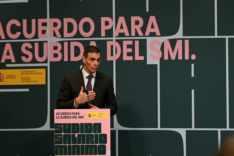 El presidente del Gobierno, Pedro S&aacute;nchez, en la firma del acuerdo para la subida del salario m&iacute;nimo interprofesional de 2026, en la sede del Ministerio de Trabajo y Econom&iacute;a Social. (Foto: Pool Moncloa/Jos&eacute; Manuel &Aacute;lvarez)