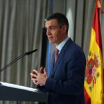 El presidente del Gobierno, Pedro S&aacute;nchez, en una comparecencia ante los medios de comunicaci&oacute;n durante su viaje a la India. (Foto: Pool Moncloa/Fernando Calvo)